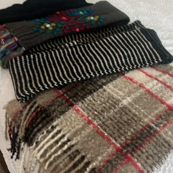 Scarfs - Picture 2 of 3